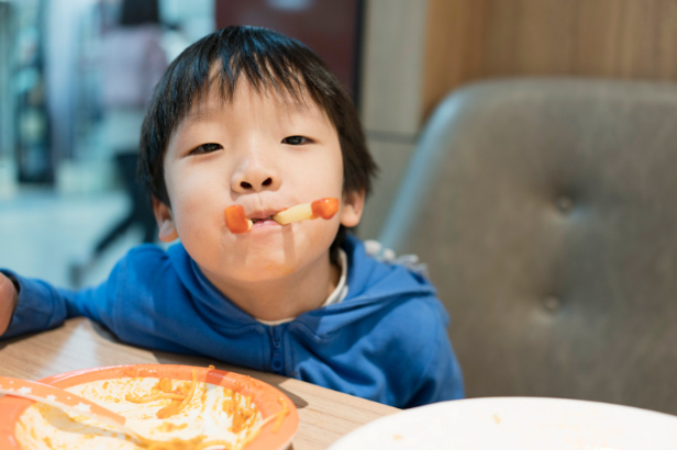 dampak screen time anak, anak makan sambil nonton, screen time saat makan, pola makan anak sehat, tips mengatasi anak susah makan, motorik halus anak, interaksi sosial anak